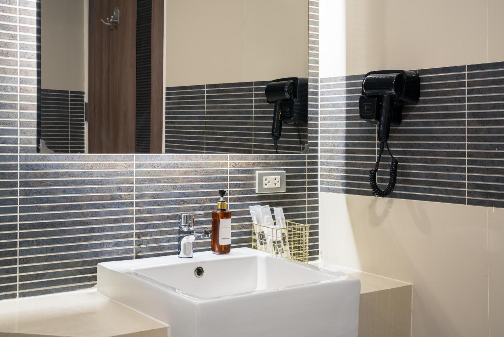בנגקוק Aspira Suites Sukhumvit 20 מראה חיצוני תמונה